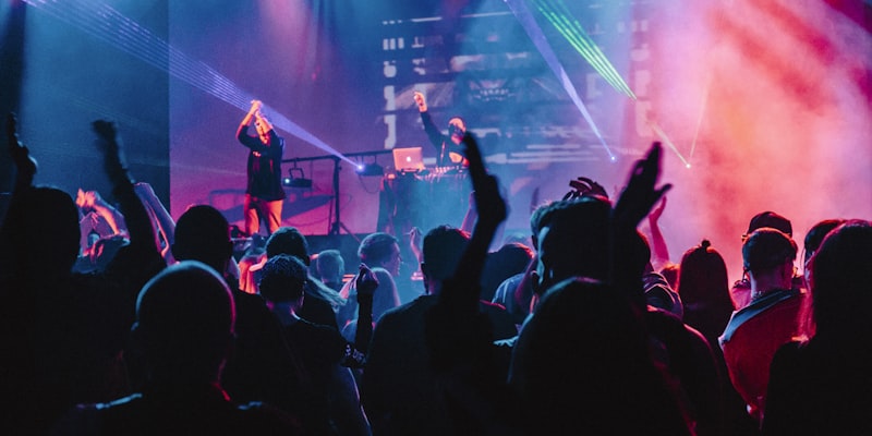 333体育铁粉聚集地球迷社区互动讨论热烈氛围场景